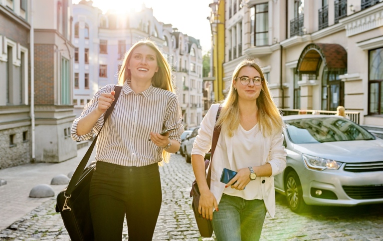 Två kvinnliga studenter promenerar genom europeisk stad. Foto: VH-studio/Mostphotos