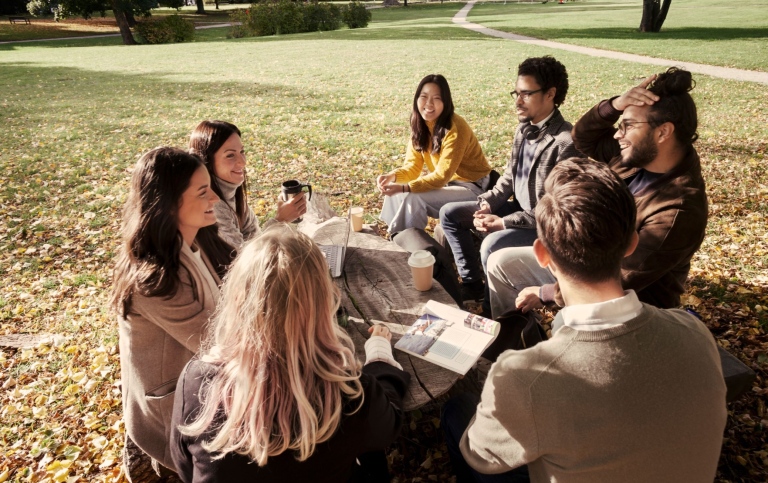 En grupp studenter i parkmiljö på campus frescati. Foto: Jens Olof Lasthein
