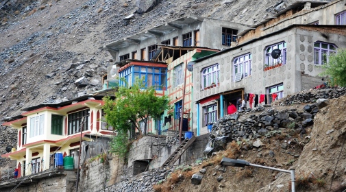 Färgglada hus i bergsluttning, Kargil, Ladakh. Foto: Henrik Liljegren
