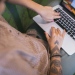 Närbild av händer på laptop som vilar i knät. Foto: Niklas Björling