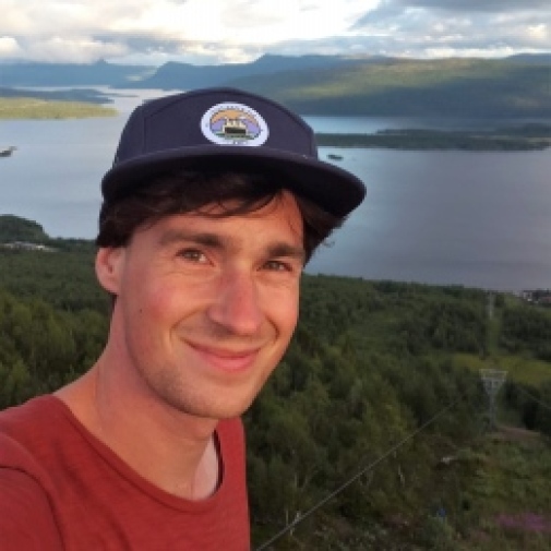 Richard Kowalik med landskap i Sapmi i bakgrunden. Privat foto.